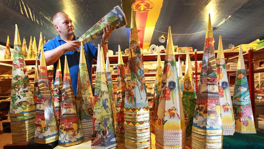 Michael Woizik sortiert Zuckertüten aus DDR-Produktion in einem Verkaufsraum seines Ostproduktehandels "Ost-Best" in Staßfurt. In der Vorschulzeit sind die Zuckertüten der absolute Verkaufschlager. Die rund 3.500 Tüten für ABC-Schützen stammen aus einem größeren Scheunenfund.