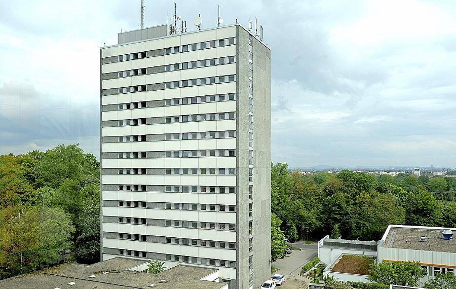 Markantes Wahrzeichen für das Fürther Klinikum ist das weithin sichtbare Personalwohngebäude. Obwohl es lange nicht der älteste Baukörper ist, gilt es inzwischen als nicht sanierungsfähig. Markantes Wahrzeichen für das Fürther Klinikum ist das weithin sichtbare Personalwohngebäude. Obwohl es lange nicht der älteste Baukörper ist, gilt es inzwischen als nicht sanierungsfähig.