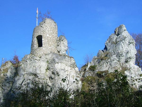 Die markante Burgruine Stierberg, die man auf der Wanderung von Neuhaus a.d. Pegnitz nach Hiltpoltstein sieht, thront majestätisch auf einem schroffen Felsen.