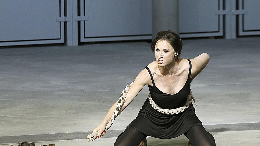 Hans Neuenfels inszeniert «Medea in Corinto» Hans Neuenfels inszeniert «Medea in Corinto»