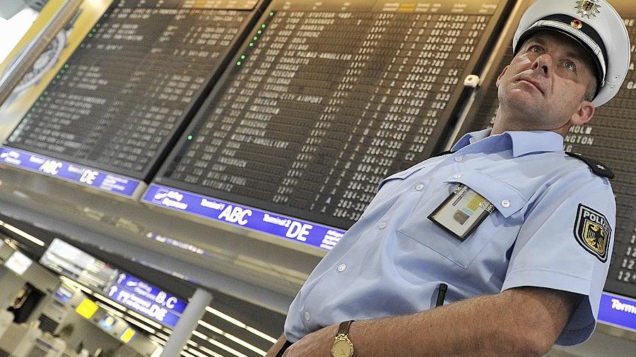 Zwei Fußballfans bekamen am Flughafen München Probleme mit der Polizei und verpassten deshalb ihren Flieger (Symbolbild). Zwei Fußballfans bekamen am Flughafen München Probleme mit der Polizei und verpassten deshalb ihren Flieger (Symbolbild).
