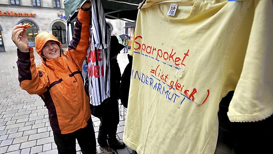 Mit symbolträchtigen „letzten Hemden“, auf die sie Parolen gemalt hatten, protestierten Kritiker der Sparpakete von Bund und Kommune bereits in den vergangenen Wochen gegen Kürzungen. Mit symbolträchtigen „letzten Hemden“, auf die sie Parolen gemalt hatten, protestierten Kritiker der Sparpakete von Bund und Kommune bereits in den vergangenen Wochen gegen Kürzungen.
