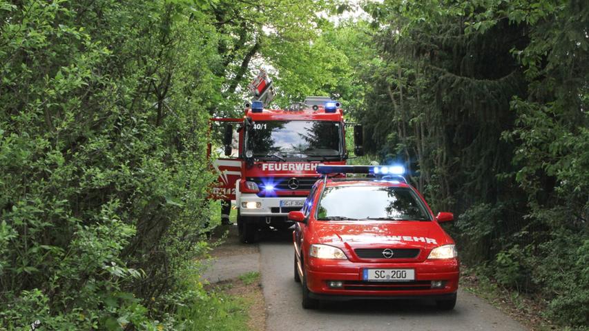 Die Einsatzfahrzeuge von Feuerwehr und Polizei drängten sich durch den schmalen Rennmühlenweg.