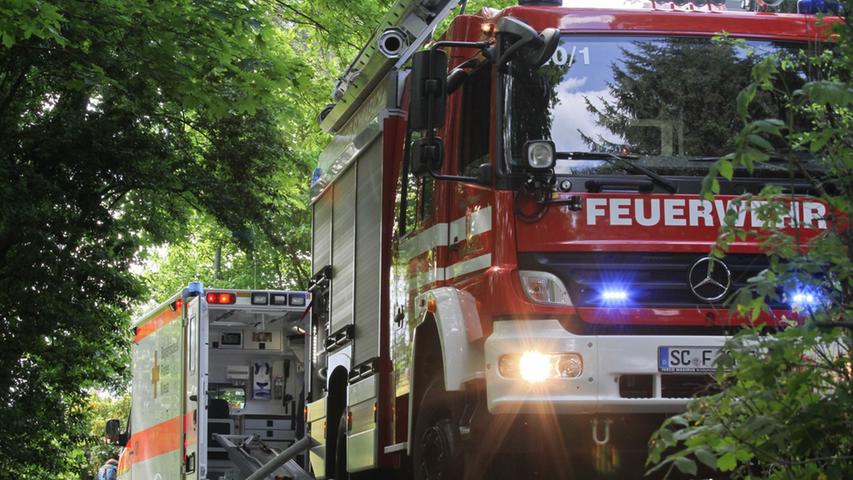 Am Mittwoch hat in Schwabach ein Gartenhaus gebrannt. Ein Feuerwehrmann verletzte sich bei den Löscharbeiten.