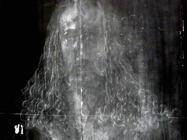 Spezialaufnahmen wie dieses Röntgenbild (o.) und diese UV-Aufnahme (u.) zeigen, an welchen Stellen die Münchner Kopie bearbeitet wurde.