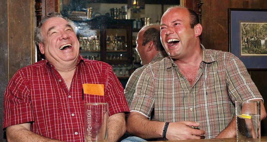 "Seit meiner Schulzeit gehe ich in die Kaffee Bohne ", erzählt Stammgast Thomas (rechts) . "Meine Freunde sind über ganz Deutschland verteilt. Aber wenn dann mal ein großes Event ist, wie der Grafflmarkt, dann trifft man sich wieder in der Bohne. Im Prinzip ist das wie ein Wohnzimmer hier." Aktuell hat der 44-Jährige sein Büro um die Ecke und er kommt regelmäßig zum Mittagessen in die Gustavstraße 40 in Fürth. Wirt Jens (51) sieht's gerne, ihm gehört nicht nur die "Kaffee Bohne", sondern das ganze Haus. "Das ist über 400 Jahre alt", erklärt er stolz. "Seit meiner Schulzeit gehe ich in die Kaffee Bohne ", erzählt Stammgast Thomas (rechts) . "Meine Freunde sind über ganz Deutschland verteilt. Aber wenn dann mal ein großes Event ist, wie der Grafflmarkt, dann trifft man sich wieder in der Bohne. Im Prinzip ist das wie ein Wohnzimmer hier." Aktuell hat der 44-Jährige sein Büro um die Ecke und er kommt regelmäßig zum Mittagessen in die Gustavstraße 40 in Fürth. Wirt Jens (51) sieht's gerne, ihm gehört nicht nur die "Kaffee Bohne", sondern das ganze Haus. "Das ist über 400 Jahre alt", erklärt er stolz.