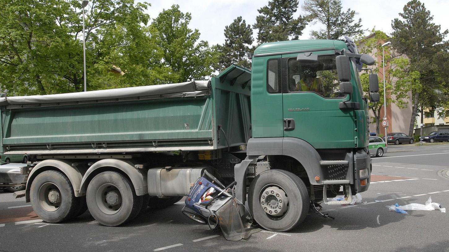 Erlangen: Radfahrerin gerät unter Lastwagen