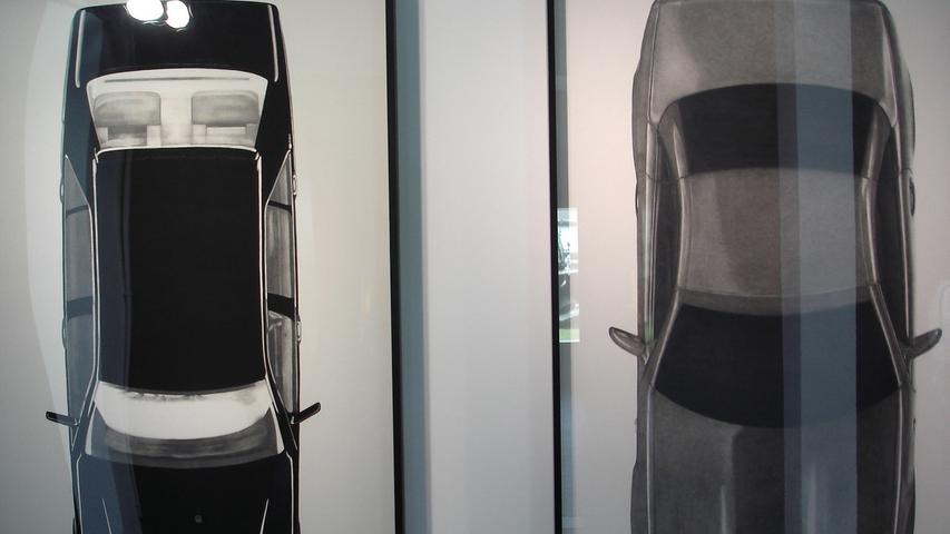 ... auch weitere spektakuläre Künstler, die in der kleinen, aber feinen Schau mit Werken zu Geschichte, Design und Ästhetik des Automobils vertreten sind. Darunter Robert Longo mit "Untitled (black car)"...