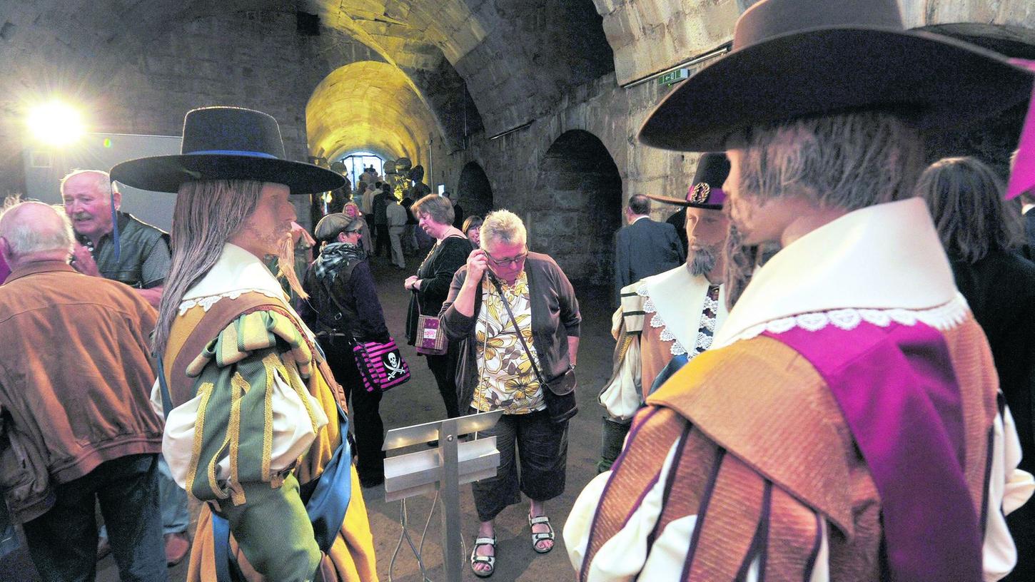 Lebensgroße Holzpuppen und Hörszenen der dramatischen Belagerung: die Kasematten der Roten Mauer. Lebensgroße Holzpuppen und Hörszenen der dramatischen Belagerung: die Kasematten der Roten Mauer.