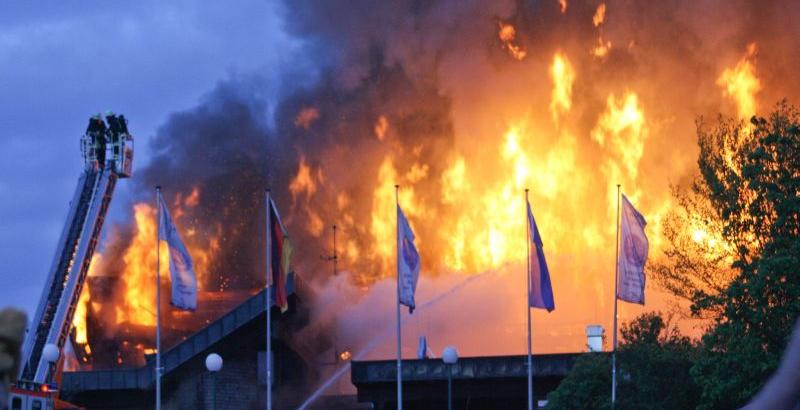 Insgesamt kämpften über 700 Einsatzkräfte von Feuerwehr, Polizei, Rettungsdienst und Technischem Hilfswerk aus dem Landkreis Bayreuth sowie den angrenzenden Landkreisen Tirschenreuth und Wundsiedel gegen die Flammen.
