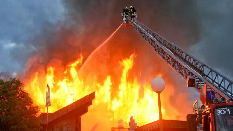 Weil die Flammen von der Schwimmhalle schnell auch auf den Rest des Gebäudes übergriffen, wurde Großalarm ausgelöst.