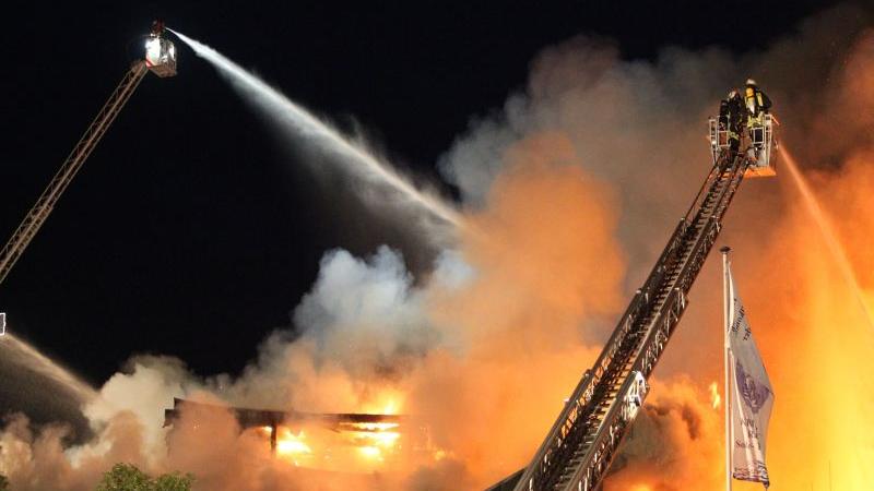 Ein Großbrand hat am Samstagabend das Kristallbad in Fichtelberg im Landkreis Bayreuth zerstört. Verletzt wurde wie durch ein Wunder niemand, der Sachschaden geht in die Millionen.