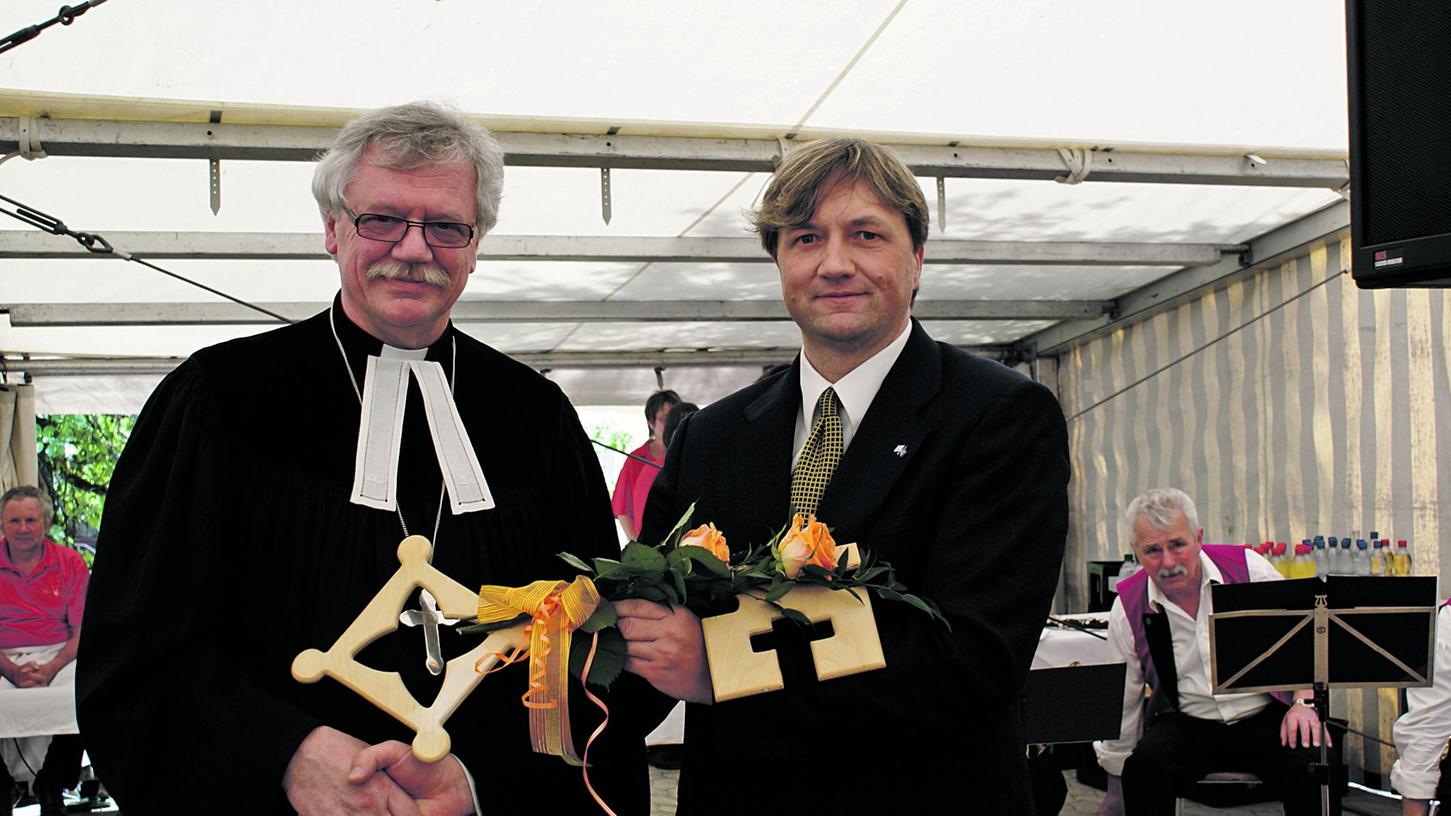 Hermann Schoenauer, Chef der Diakonie Neuendettelsau (links im Bild), kritisierte an der bayrischen Landeskirche, sie solle sich wieder stärker um soziale Aufgaben zu kümmern.