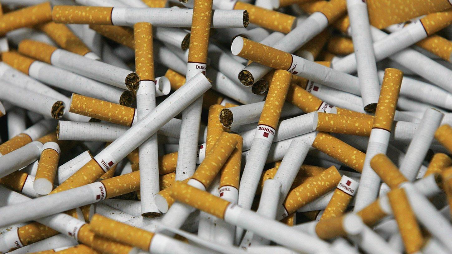 Die Täter gingen gemeinschaftlich vor und entwendeten Zigaretten im Gesamtwert von mehreren Hundert Euro.