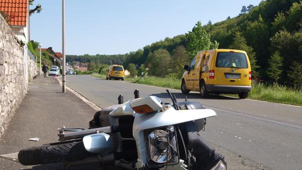 Es klingt wie eine Floskel und ist doch bitterer Ernst: Wer Erfahrung hat, fährt sicherer. Zwei Drittel aller getöteten Motorradfahrer in Mittelfranken sind Fahranfänger oder Wiedereinsteiger. Auch wenn Sie sich schon viel zutrauen, ein Fahrsicherheitstraining lohnt sich - auch für Profis, rät Polizeidirektor Meier. Hier lernt man zum Beispiel die richtige Blickführung in Kurven sowie das Bremsen und Ausweichen in Notsituationen.