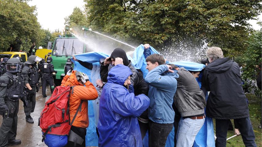Polizei räumt das Gelände der Stuttgart 21-Gegner