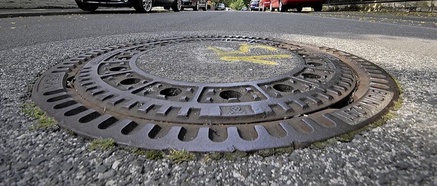 Von der teuren Kanalisation zeugen nur die Kanaldeckel. Mit den Abwassergebühren muss nicht nur das Rohrleitungsnetz finanziert werden, sondern auch noch die Kläranlage.