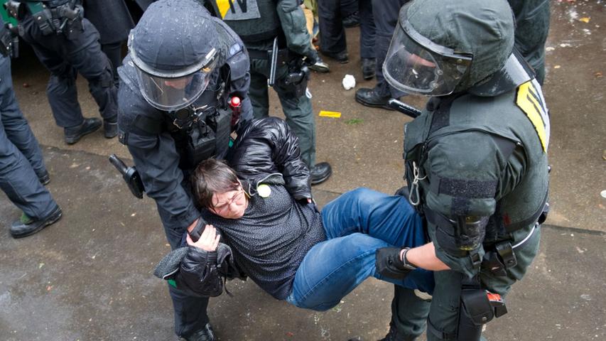 Polizei räumt das Gelände der Stuttgart 21-Gegner