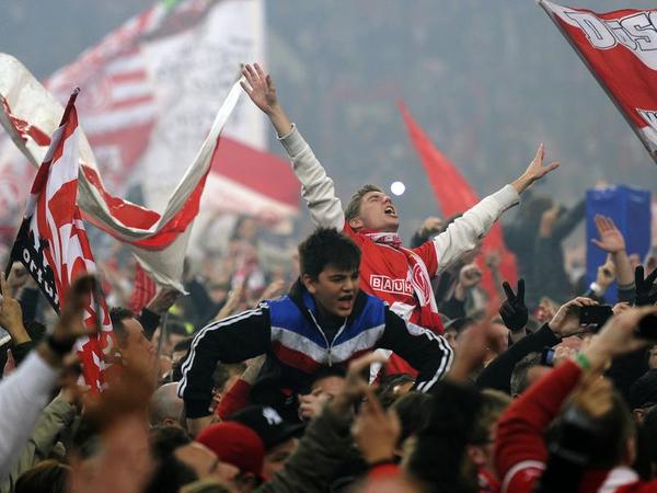 Schon vor dem Abpfiff stürmten Düsseldorfer Fans den Rasen.