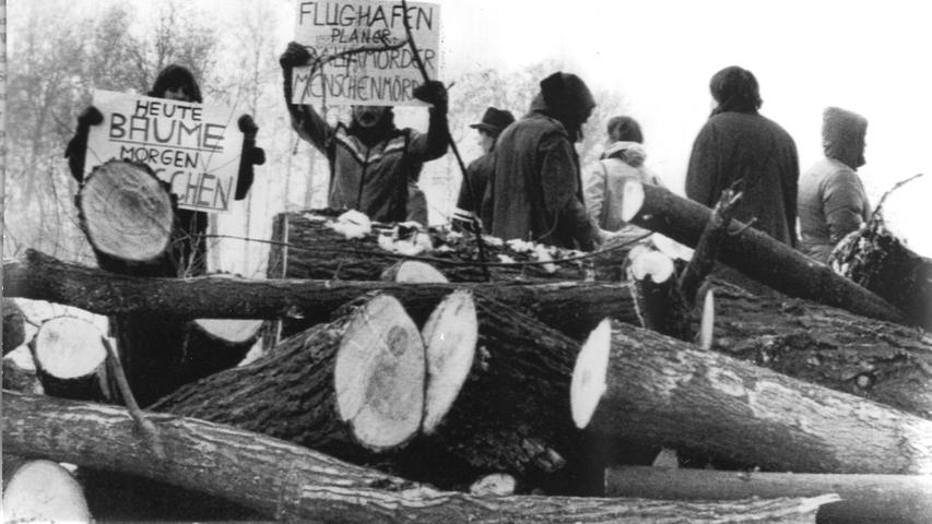 Der Umzug war nicht allen recht. "Heute Bäume morgen Menschen" , stand auf einem der Plakate, mit denen 1980 Mitglieder der Vereinigten Bürgerinitiativen gegen den Bau des geplanten Großflughafens München II im Erdinger Moos zu Felde zogen.