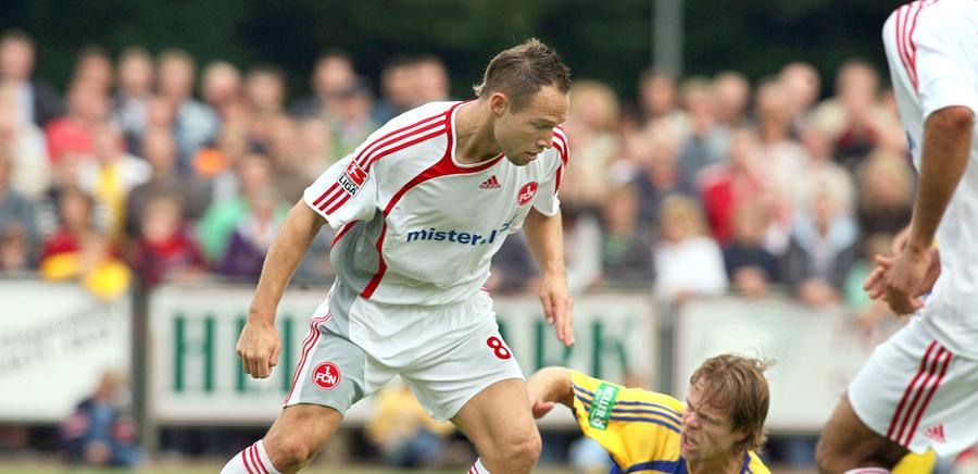 Unangenehmer Gegenspieler: Jan Polak gibt dem Cloppenburger Maarten Schops in der ersten Runde des DFB-Pokals 2006/2007 das Nachsehen. Am Ende gewann der FCN mit viel Mühe 1:0 - der unansehnliche Auftakt einer bemerkenswerten Saison.