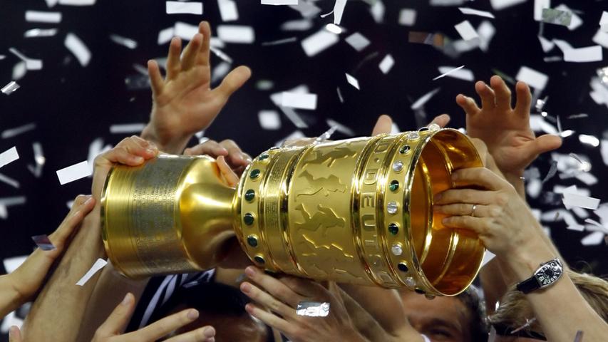 Dieses Bild vergisst kein Clubfan: Die Spieler des 1. FC Nürnberg recken den DFB-Pokal in den Berliner Nachthimmel. Vorangegangen war ein dramatisches Finale gegen den VfB Stuttgart, in dem der FCN seine Anhänger wie so oft in ein Wechselbad der Gefühle stürzte, am Ende ihnen aber den wohl größten Moment ihres Fan-Daseins bescherte.