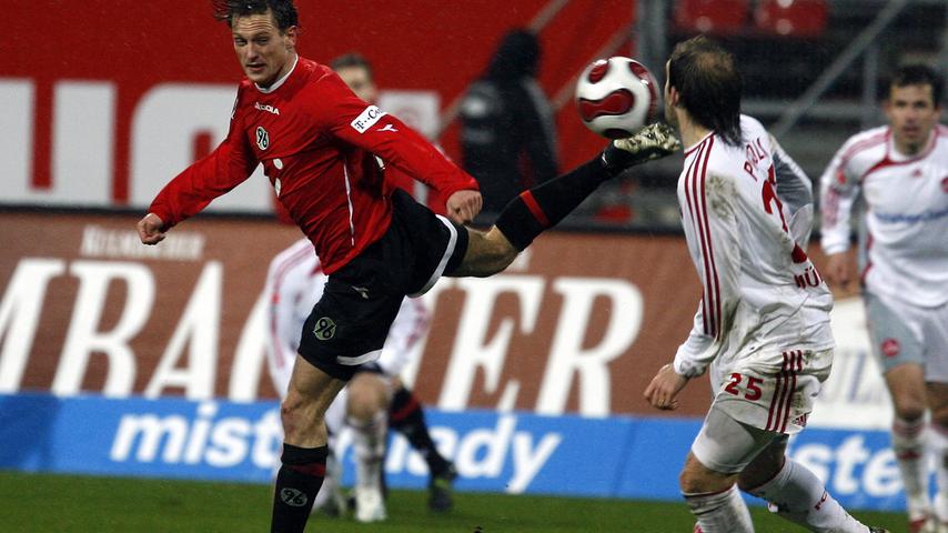 Auf dem Weg dorthin hat der FCN auch Hannover ausgeschaltet - im Viertelfinale, das im Februar 2007 in Nürnberg über die Bühne geht. Die von Dieter Hecking trainierten Niedersachsen starten mutig in die Partie. Nachdem der Club seine Anfangsnervosität abgelegt hat, erspielt er sich allerdings Feldvorteile und ein Chancenplus.