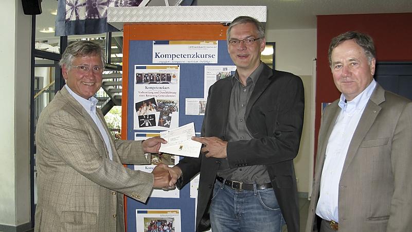 Lions-Präsident Manfred Krueger (links),Schülercoach Hans-Jörg Bauer (rechts) und Schulleiter Michael Richter Lions-Präsident Manfred Krueger (links),Schülercoach Hans-Jörg Bauer (rechts) und Schulleiter Michael Richter