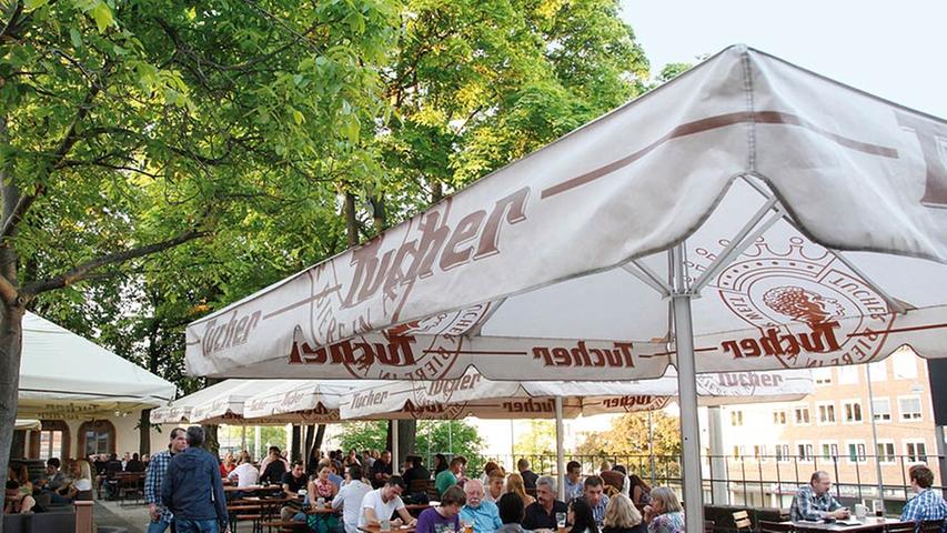 Direkt an der Burgmauer des Marientorgrabens kann man im  Marientorzwinger bei einem kühlen Bier und einer fränkischen Mahlzeit den stressigen Alltag vergessen. Idyllisch sitzt man hier im Schatten der Bäume und kann gelassen auf die vorbeiführende Straße herunterblicken.
 
 
 Durchschnittsnote: 3,35