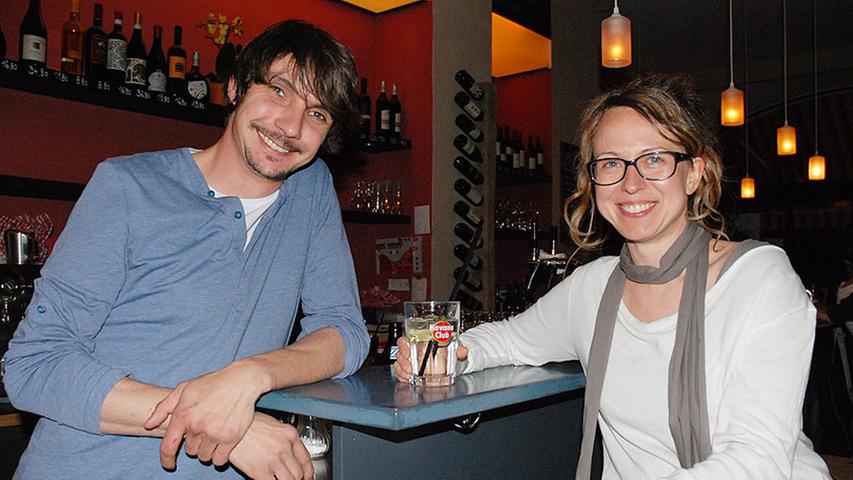 Stammgast Christine : "Ich bin oft und gerne im Ludwigs ", weil es hier immer ultra-gute Live-Musik gibt und eine sehr familiäre Atmosphäre herrscht." Außerdem schätzt die 37-Jährige die Auswahl an Landbieren und die große Weinkarte. Was sie trinkt, entscheidet sie je nach Lust und Laune. Christine genießt auch den bei Stammgästen üblichen Heimvorteil: "Ich wohne gleich nebenan." Stammgast Christine : "Ich bin oft und gerne im Ludwigs ", weil es hier immer ultra-gute Live-Musik gibt und eine sehr familiäre Atmosphäre herrscht." Außerdem schätzt die 37-Jährige die Auswahl an Landbieren und die große Weinkarte. Was sie trinkt, entscheidet sie je nach Lust und Laune. Christine genießt auch den bei Stammgästen üblichen Heimvorteil: "Ich wohne gleich nebenan."