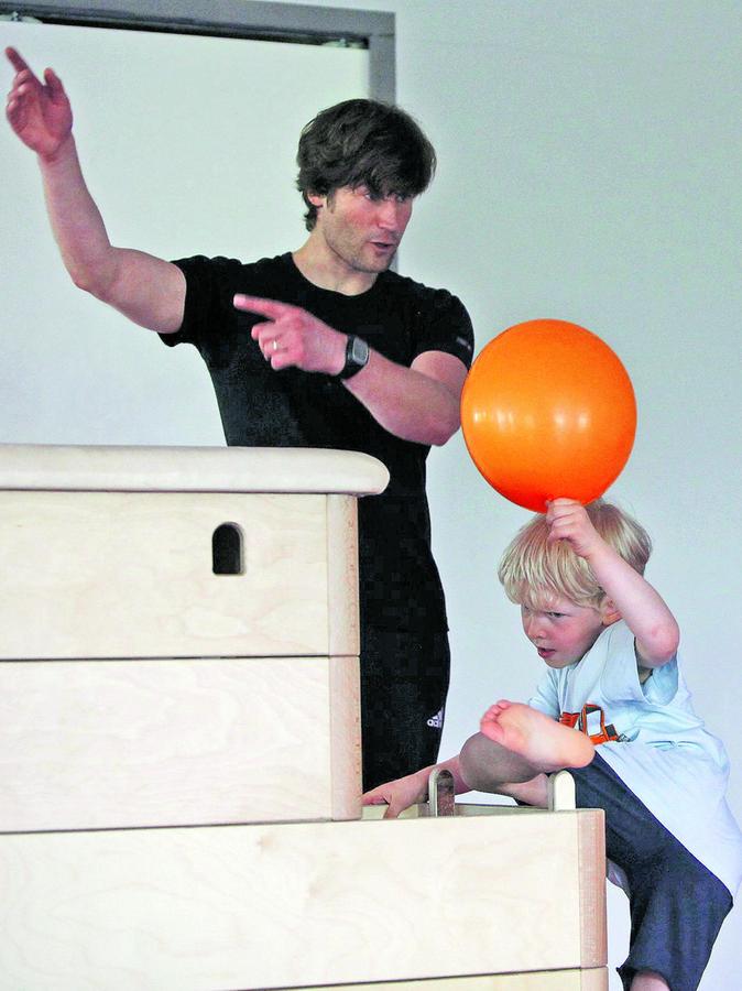 Tipps vom Fachmann: Übungsleiter Nikolaus Röhrer ist Sportwissenschaftler und betreut die Kinder mit altersgerechten Konzepten. Tipps vom Fachmann: Übungsleiter Nikolaus Röhrer ist Sportwissenschaftler und betreut die Kinder mit altersgerechten Konzepten.