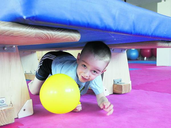 Eine „Ameise“ in Aktion: Mit lustigen Rollenspielen werden die Kinder an die sportlichen Übungen herangeführt. So macht jeder gerne mit. Eine „Ameise“ in Aktion: Mit lustigen Rollenspielen werden die Kinder an die sportlichen Übungen herangeführt. So macht jeder gerne mit.
