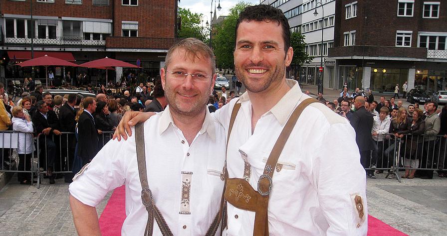 Zwei Bayern in Oslo: In Lederhosen waren Werner Horwath (links) und sein Partner Thomas beim ESC 2010 dabei. Auch in Baku wollen sie Tracht tragen.