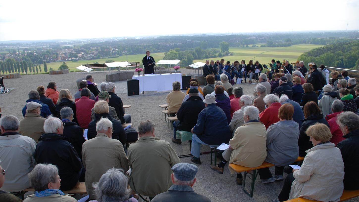 Rund 100 Gläubige versammelten sich auf dem Solarberg. Rund 100 Gläubige versammelten sich auf dem Solarberg.