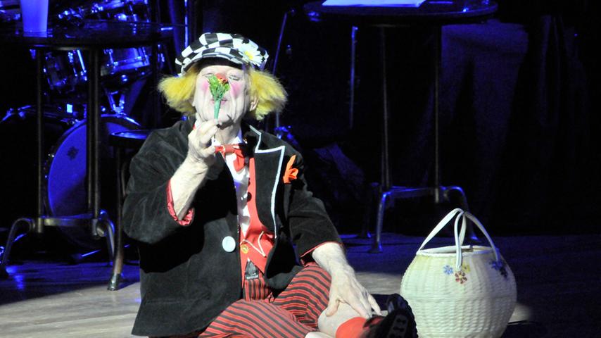 So kennen wir ihn, den guten alten Clown: Mit Strubbelhaar und roter Nase. Dass er nach so langer Zeit immer noch kein Auslaufmodell ist, bestätigten die Lacher im Publikum.