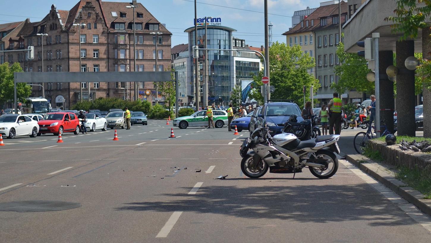 Schwerer Unfall am Plärrer: Motorrad erfasst Polizisten