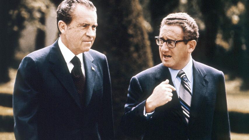 Der politische Aufstieg Kissingers ist gigantisch: Unterstützt wird er von Richard Nixon (links). Als Nixon 1969 zum Präsidenten der USA gewählt wird, ernennt dieser Kissinger (rechts) zu seinem Sicherheitsberater. Die größte Herausforderung der beiden ist der Vietnamkrieg, der kurze Zeit vorher die Tet-Offensive erlebt hatte, bei der allein in drei Monaten mehr als 14.000 Zivilisten starben, 25.000 verwundet und 670.000 obdachlos wurden. Vier Jahre ist Kissinger im Amt des Beraters tätig, bis...