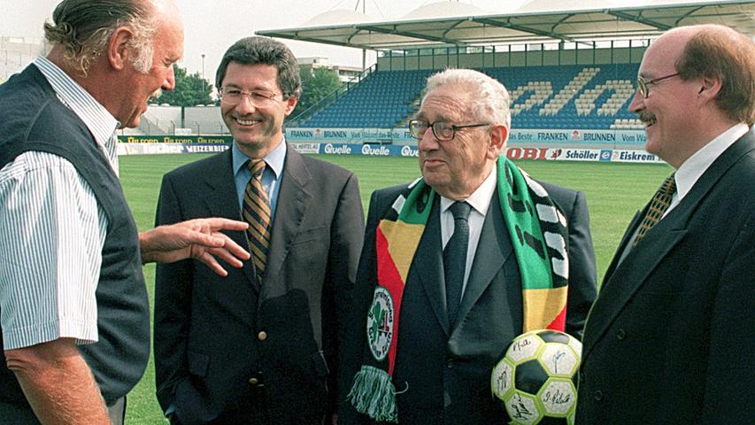 Oberbürgermeister Wilhelm Wenning lässt sich auch im Jahr 2000 die Chance auf ein Gespräch mit Kissinger nicht entgehen. Hier beim Besuch im Ronhof.
