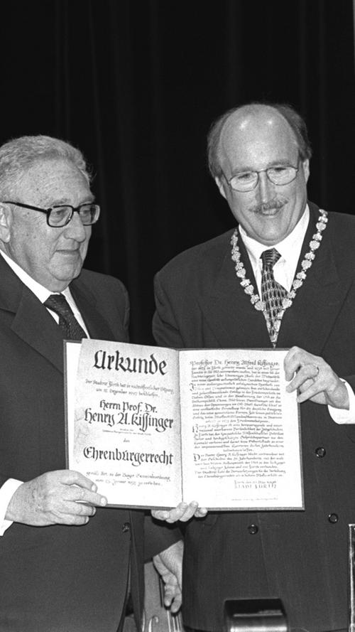 1998 bekommt er die Ehrenbürgerwürde der Stadt Fürth verliehen - übergeben von Oberbürgermeister Wilhelm Wenning.