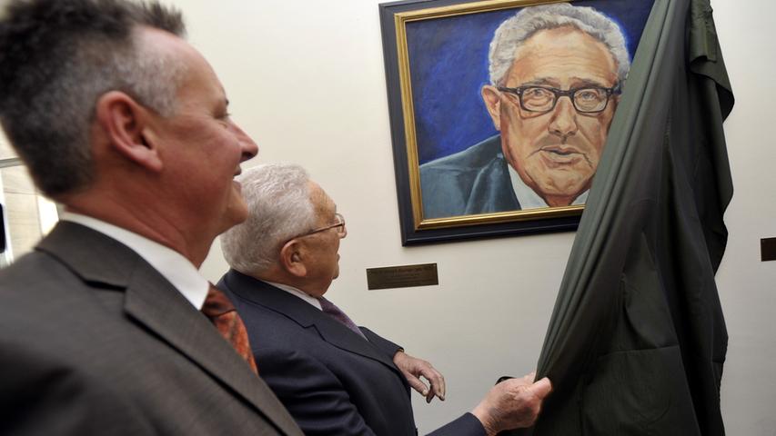 Oberbürgermeister Thomas Jung begrüßt den ehemaligen US-Außenminister herzlich, dessen Portrait nun Teil der Ahnengalerie des Fürther Rathaus ist.