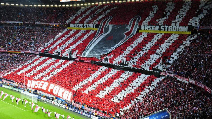 Die Bayern-Fans machten vor dem Spiel in einer aufwändigen Choreographie deutlich, in welchen Händen der Pokal nach dem Spiel landen sollte.