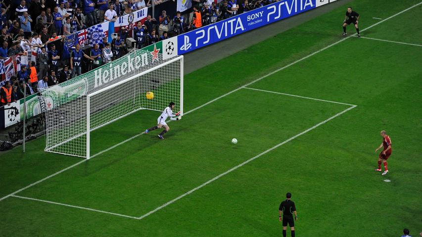 Aber es wurde noch bitterer: Nach drei gespielten Minuten in der Verlängerung schenkte Didier Drogba den Bayern einen Elfmeter, als er Franck Ribéry im Strafraum in die Hacken trat. Arjen Robben trat zum Punkt, der Niederländer der sein Dortmunder Elfmeter-Trauma gegen Real Madrid doch eigentlich überwunden hatte.