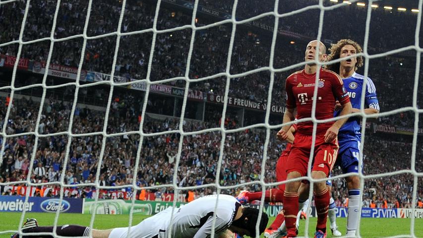 Doch ausgerechnet im Heimfinale kehrte dieses Trauma mit aller Macht zurück. Chelseas Torwart Peter Cech hatte mit dem schwach geschossenen Strafstoß keinerlei Probleme. Die Bayern hatte eine weitere Möglichkeit das Spiel zu entscheiden verschenkt.