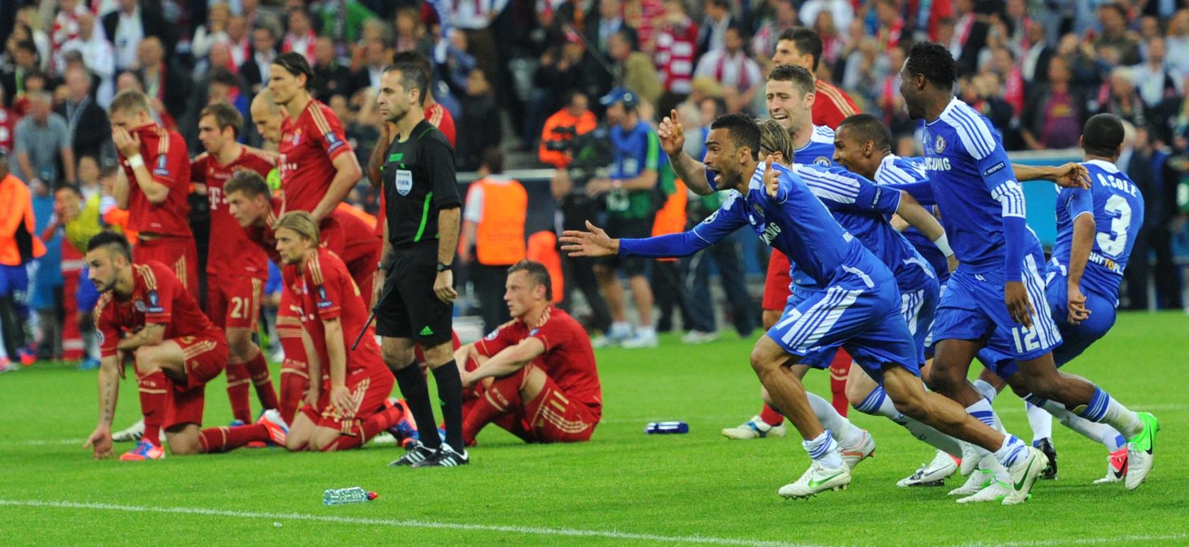 Der FC Chelsea bejubelt den entscheidenden Elfmeter von Didier Drogba, die Bayern-Spieler trauern.