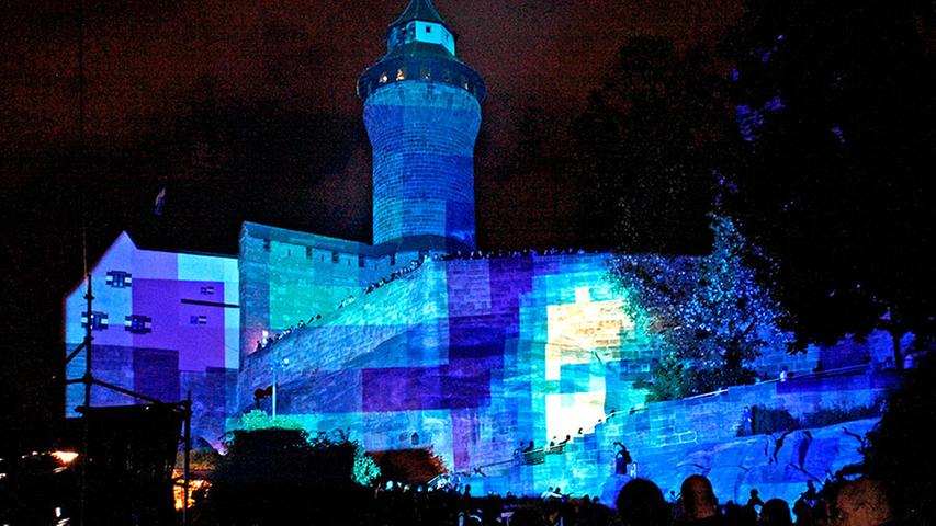 Kunst, Kultur und Projektionen: Die Blaue Nacht zog auch in ihrer 13. Ausführung wieder über 100.000 Besucher in ihren Bann. Eines der Highlights war die Bestrahlung der Nürnberger Kaiserburg.