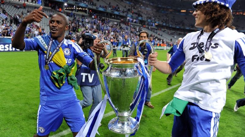 ...feiern die Londoner ihren ersten Sieg in der Königsklasse. Die beiden Brasilianer David Luiz und Mittelfeldspieler Ramires posieren mit der silbernen Trophäe. In der Heimatstadt des Clubs...
