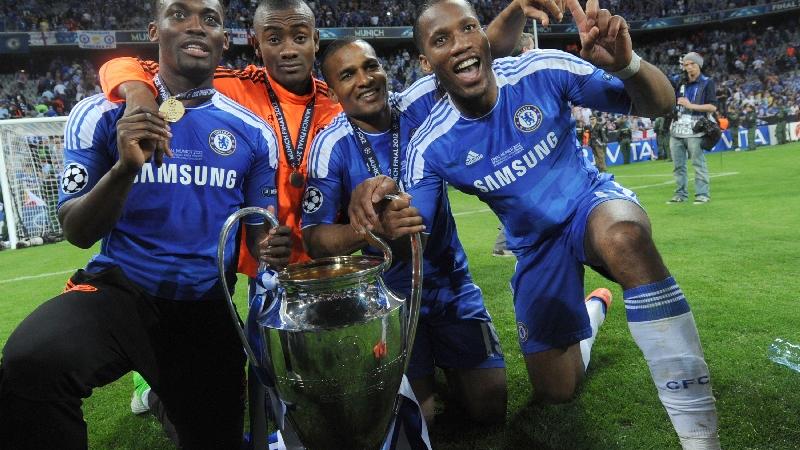 Das Team aus London hat allen Grund zum feiern: Den Pokal in München hat der FC Chelsea bekommen.