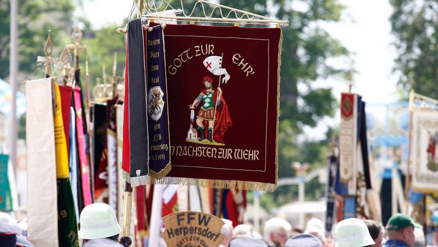 Ein prächtiger Festzug schlängelte sich am Sonntagnachmittag durch Höchstadt: Insgesamt 138 Vereine und 16 Blaskapellen beziehungsweise Spielmannszüge waren zum 150-jährigen Jubiläum der Feuerwehr gekommen.