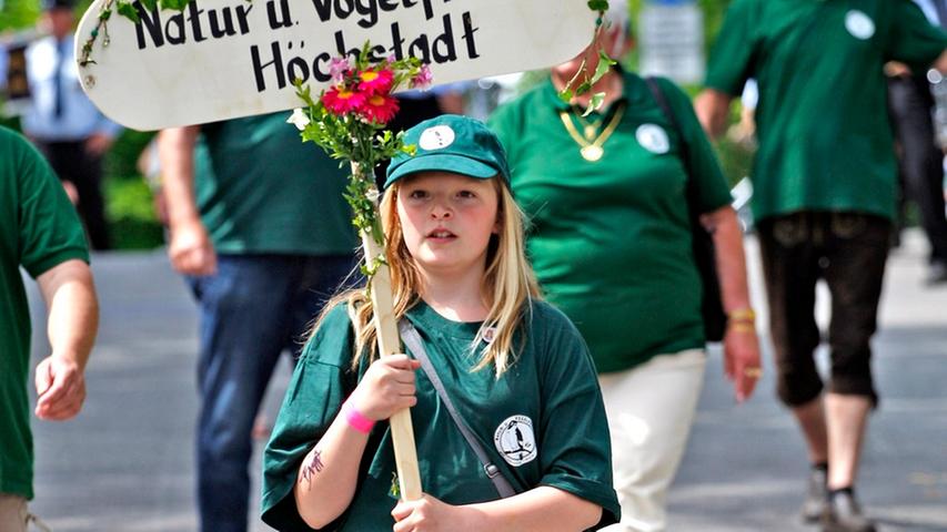 Ein prächtiger Festzug schlängelte sich am Sonntagnachmittag durch Höchstadt: Insgesamt 138 Vereine und 16 Blaskapellen beziehungsweise Spielmannszüge waren zum 150-jährigen Jubiläum der Feuerwehr gekommen.