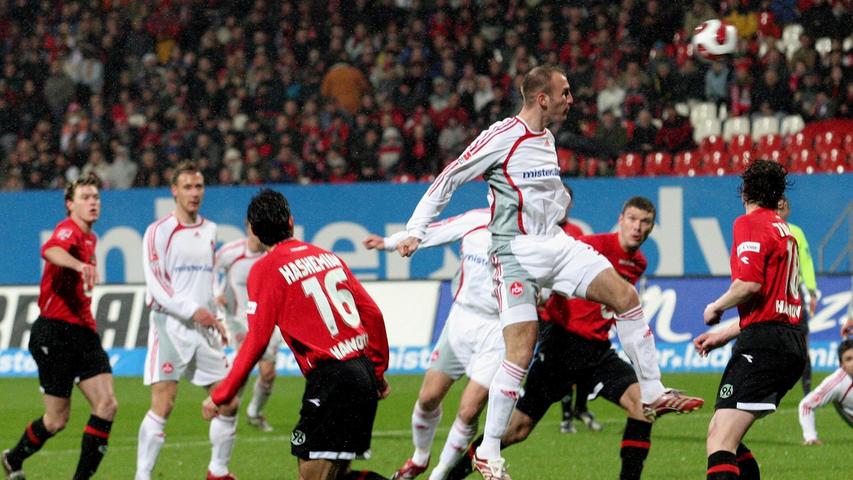 Das gleiche Bild im zweiten Durchgang: In diesem bietet sich Robert Vittek, aber auch Sturmpartner Ivan Saenko die Möglichkeit, die Entscheidung für den FCN in der regulären Spielzeit herbeizuführen. Da Nürnbergs Angreifer indes auch in der Verlängerung bei ihren Anstrengungen kein Fortune haben oder an 96-Keeper Robert Enke scheitern, wird der Pokal-Halbfinalist im Elfmeterschießen ermittelt. Das gleiche Bild im zweiten Durchgang: In diesem bietet sich Robert Vittek, aber auch Sturmpartner Ivan Saenko die Möglichkeit, die Entscheidung für den FCN in der regulären Spielzeit herbeizuführen. Da Nürnbergs Angreifer indes auch in der Verlängerung bei ihren Anstrengungen kein Fortune haben oder an 96-Keeper Robert Enke scheitern, wird der Pokal-Halbfinalist im Elfmeterschießen ermittelt.